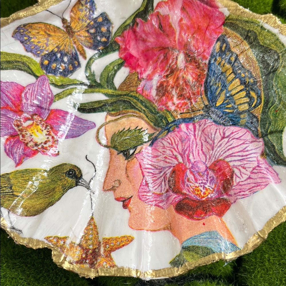 Decoupaged Large Lion’s Paw Shell with Nature Goddess Design Floral Butterfly - Picture 3 of 3